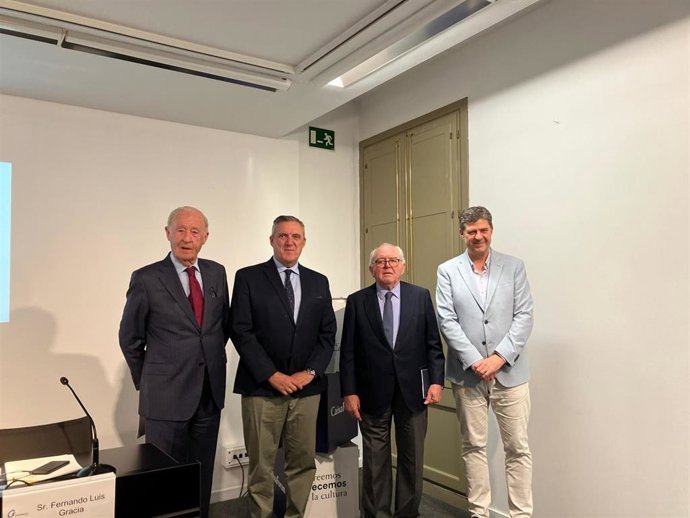 El exministro de Defensa Eduardo Serra (2d), acompañado, entre otros, por el conseller de Turismo, Cultura y Deportes, Jaume Bauzà (d).