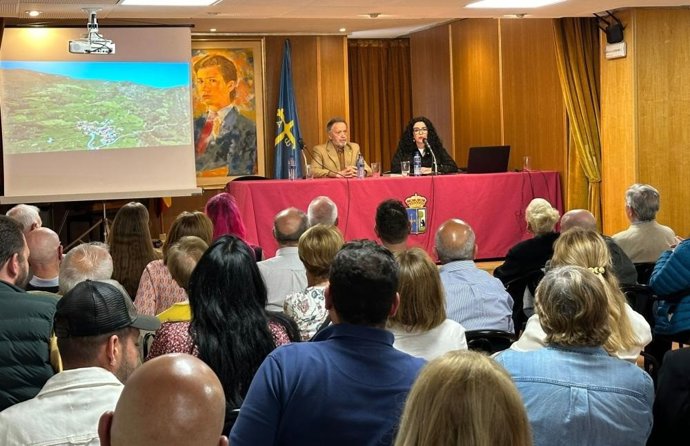 El vicepresidente del Centro Asturiano de Madrid, Vicente Menéndez Pérez, y la consejera de Cultura, Vanessa Gutiérrez, clausuran en Madrid la 46 Selmana de les Lletres Asturianes.
