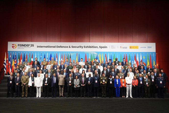 La ministra de Defensa, Margarita Robles, y el ministro de Industria y Turismo, Jordi Hereu,  durante el acto de apertura de la Feria Internacional de Defensa y Seguridad de España (FEINDEF), en IFEMA, a 12 de mayo de 2025, en Madrid (España).