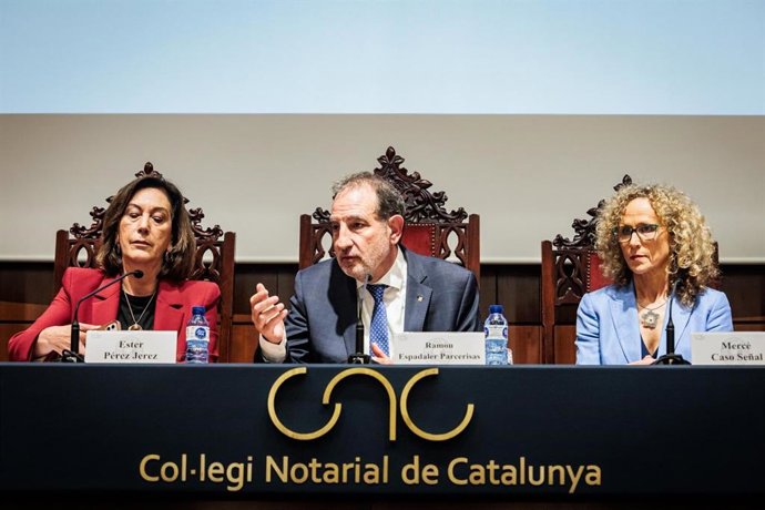 El conseller de Justicia Ramon Espadaler, la directora general de Seguridad y Fe Pública del Ministerio de Justicia, Ester Pérez, y la presidenta del TSJC, Mercè Caso, en el acto de toma de posesión de los nuevos notarios