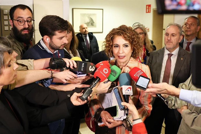 Archivo - La vicepresidenta primera y ministra de Hacienda, María Jesús Montero 
