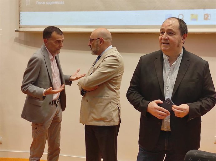 Maíllo (i) habla con el decano de la Facultad de Derecho de Córdoba, José Albert Márquez, en presencia de Pernando Barrena (d), mientras esperan la llegada al foro de Joan Tardá.