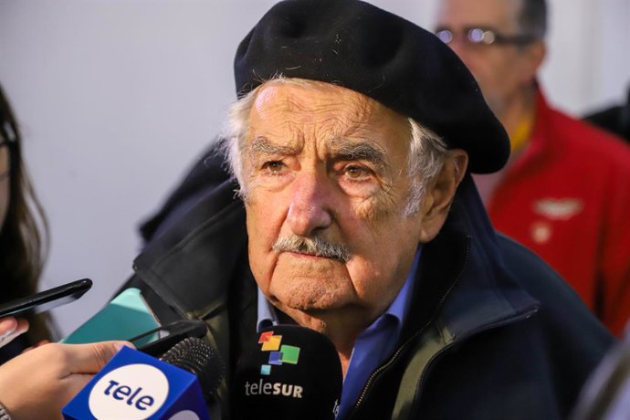 Archivo - 30 de junho de 2019 - Montevidéu, Uruguai - O ex-presidente do Uruguai José Mujica fala à mídia durante o evento.