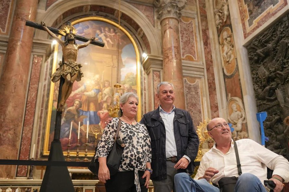 José Luis Sanz en su visita a la talla de El Cachorro antes del Jubileo de las Cofradías en Roma