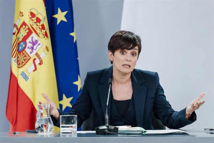 La ministra de Vivienda y Agenda Urbana, Isabel Rodríguez, durante una rueda de prensa posterior a la reunión del Consejo de Ministros, en el Palacio de la Moncloa, a 6 de mayo de 2025, en Madrid (España).