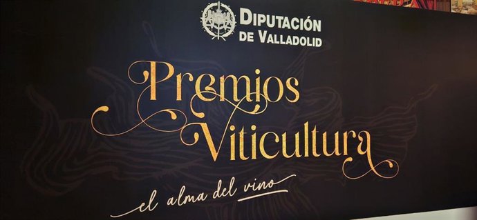 El Teatro Zorrilla de Valladolid acoge la gala de entrega de los Premios de Viticultura 'El Alma del Vino' en la que se ha rendido homenaje a la "pasión, dedicación y esfuerzo" de quienes han entregado su vida al cultivo de la viña