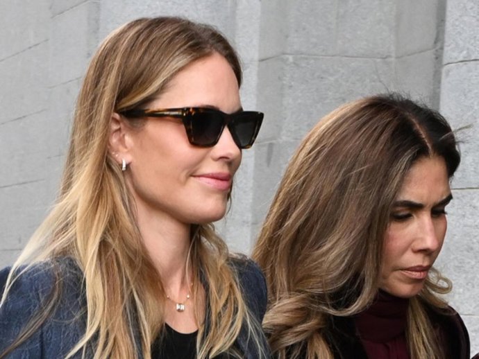 Helen Svedin acude al Teatro Real ajena a los rumores de crisis con Luis Figo