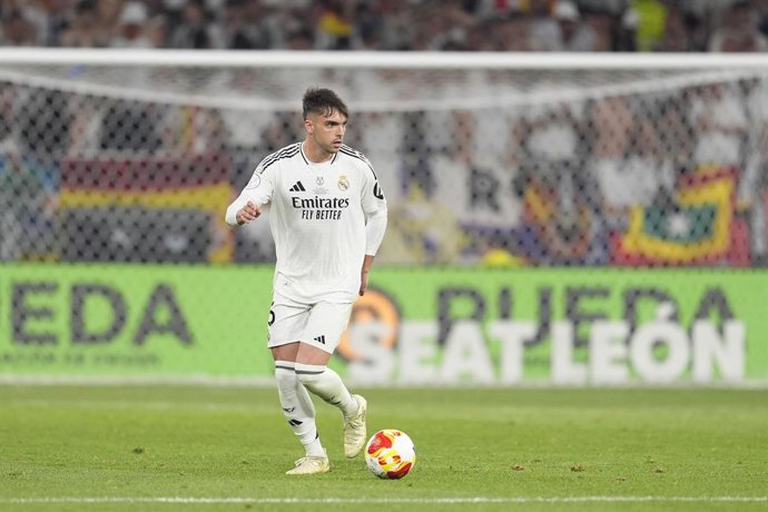 Raul Asencio, do Real Madrid, em ação durante a final da Copa do Rei da Espanha, partida de futebol disputada entre FC Barcelona e Real Madrid no Estádio La Cartuja, em 26 de abril de 2025, em Sevilha, Espanha.