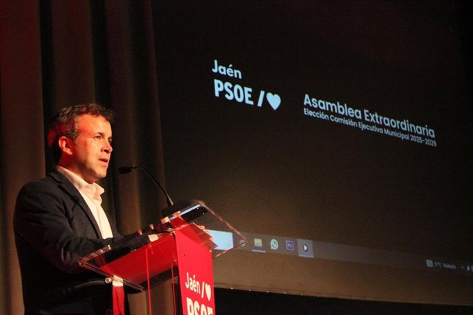 El secretario general del PSOE de Jaén, Julio Millán, en la asamblea extraordinaria del partido.
