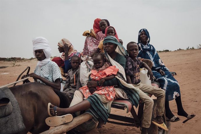 Archivo - Familias desplazadas en el cruce de Adré entre Sudán y Chad