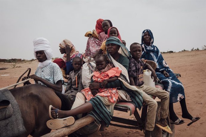 Archivo - June 23, 2024,  Adre , chad: Families with small children pay a few CFA francs to cross the border between Sudan and Chad. June 23, 2024.
