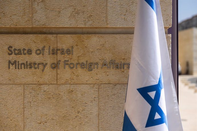 Archivo - 25 June 2024, Israel, Jerusalem: An Israeli flag stands in front of the Israeli Foreign Ministry in Jerusalem. Baerbock holds talks in Israel, the Palestinian territories and Lebanon, During her trip to the Middle East. Photo: Hannes P. Albert/d