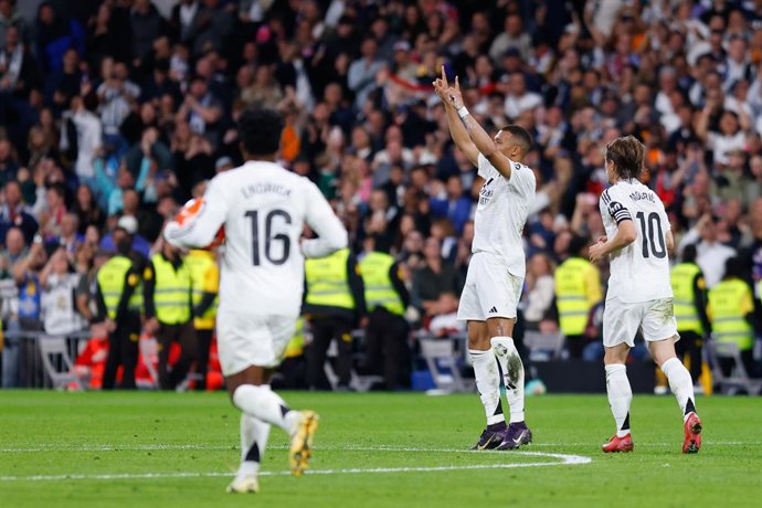 Kylian Mbappe, do Real Madrid, comemora um gol durante a partida de futebol da Liga Espanhola, LaLiga EA Sports, disputada entre o Real Madrid e o RCD Mallorca no estádio Santiago Bernabeu, em 14 de maio de 2025, em Madri, Espanha.
