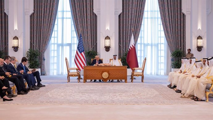 Archivo - March 22, 2024, Doha, Doha, Qatar: Emir of Qatar, Tamim bin Hamad Al Thani, and US President, Donald Trump, sign an agreement and memoranda of understanding in Doha, Qatar, on May 14, 2025