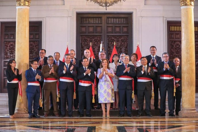 La presidenta de Perú, Dina Boluarte, junto a los ministros de su cuarto gabinete