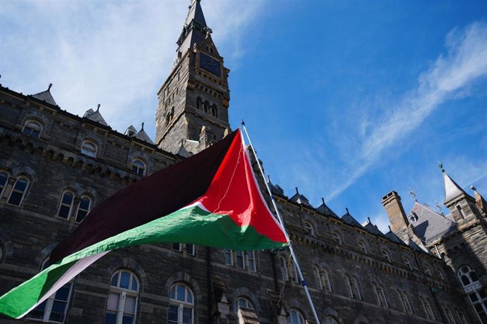 Archivo - Vista de la bandera palestina ondeando frente a la sede de la Universidad de Georgetown, Estados Unidos