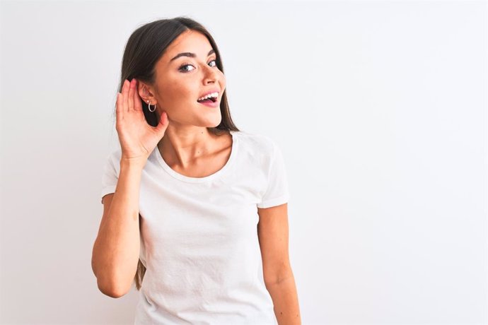 Archivo - Mujer escuchando.