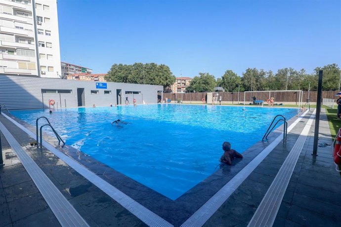 Archivo - Un hombre se baña en la nueva piscina municipal de verano del distrito de Tetuán, a 9 de agosto de 2024, en Madrid (España).