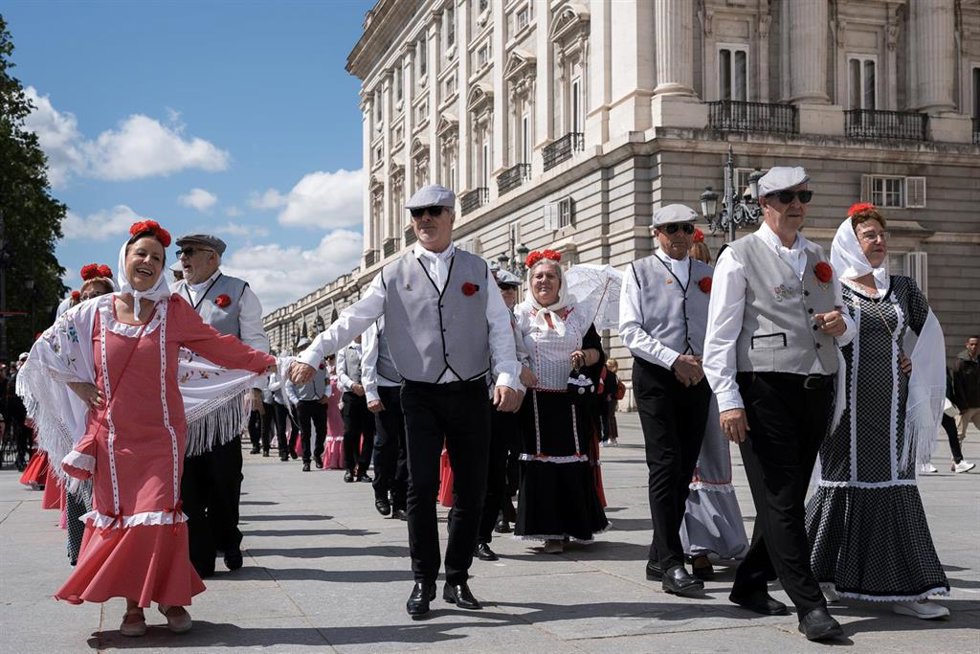 Varias personas durante el pasacalles castizo Bailando por Madrid por las Fiestas de San Isidro, en la Plaza Mayor de Madrid, a 11 de mayo de 2025, en Madrid (España). 