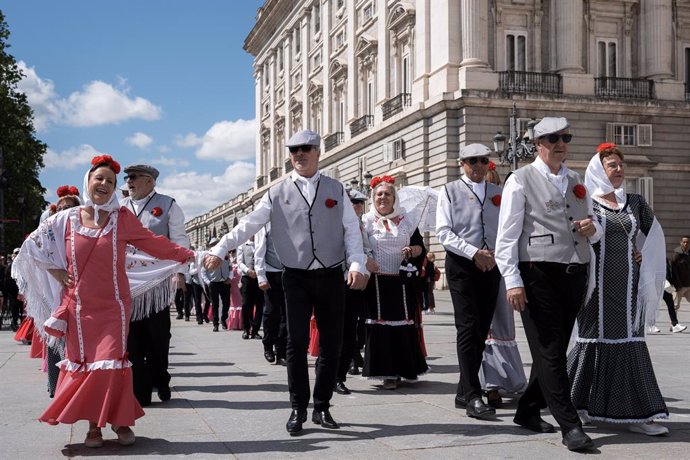 Varias personas durante el pasacalles castizo ‘Bailando por Madrid’ por las Fiestas de San Isidro, en la Plaza Mayor de Madrid, a 11 de mayo de 2025, en Madrid (España). La iniciativa, organizada por la Academia de Bailes de Salón Date un Respiro en colab