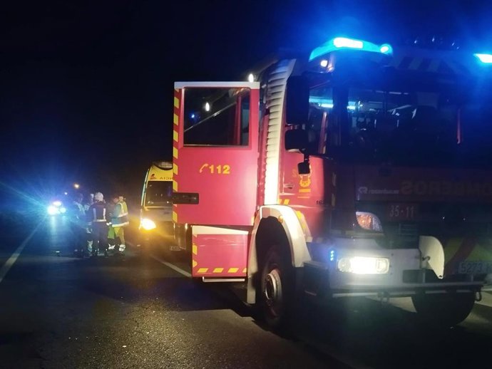 Bomberos de la Comunidad de Madrid intervienen para asegurar la circulación de la M-501 tras el atropello mortal de un joven de 20 años.