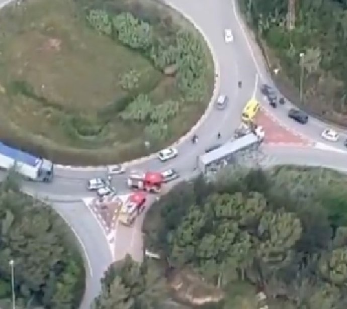 Camión accidentado en la C-1413a en El Papiol (Barcelona).