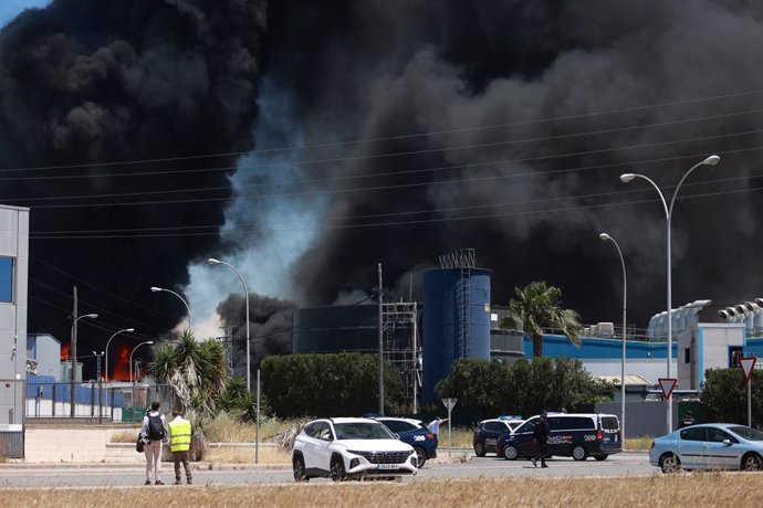 Columna de humo del lugar donde se ha producido el accidente. A 14 de mayo de 2025 en Alcalá de Guadaira, Sevilla (Andalucía, España). Un incendio ha comenzado en una nave de productos químicos situada en el polígono La Red, en Alcalá de Guadaíra. Según l