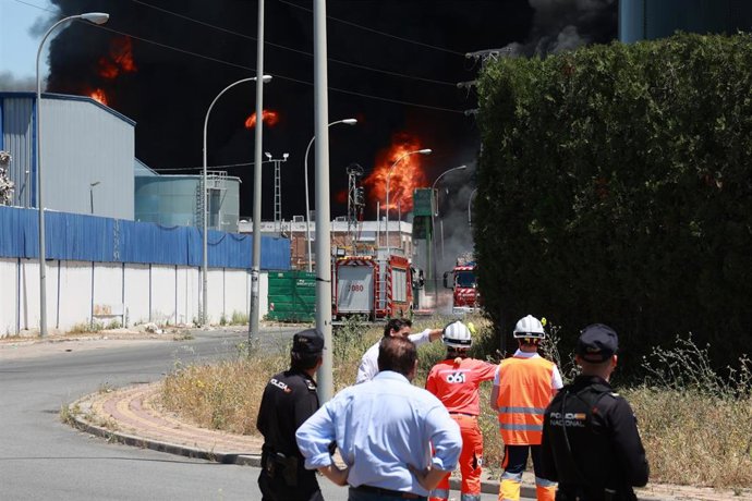 Imagen del incendio de Alcalá de Guadaíra en los primeros momentos del siniestro 