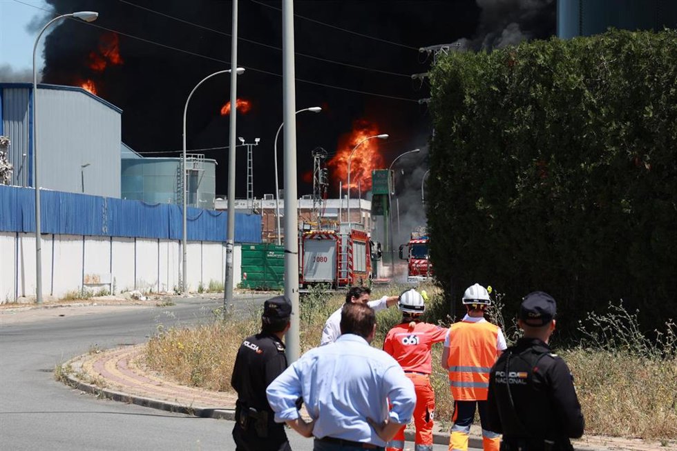 Imagen del incendio de Alcalá de Guadaíra en los primeros momentos del siniestro 