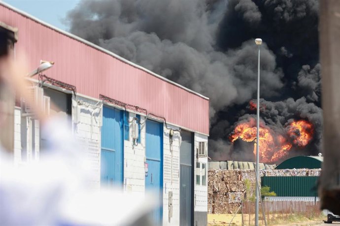 Imagen del incendio de la nave de Alcalá en los primeros momentos 