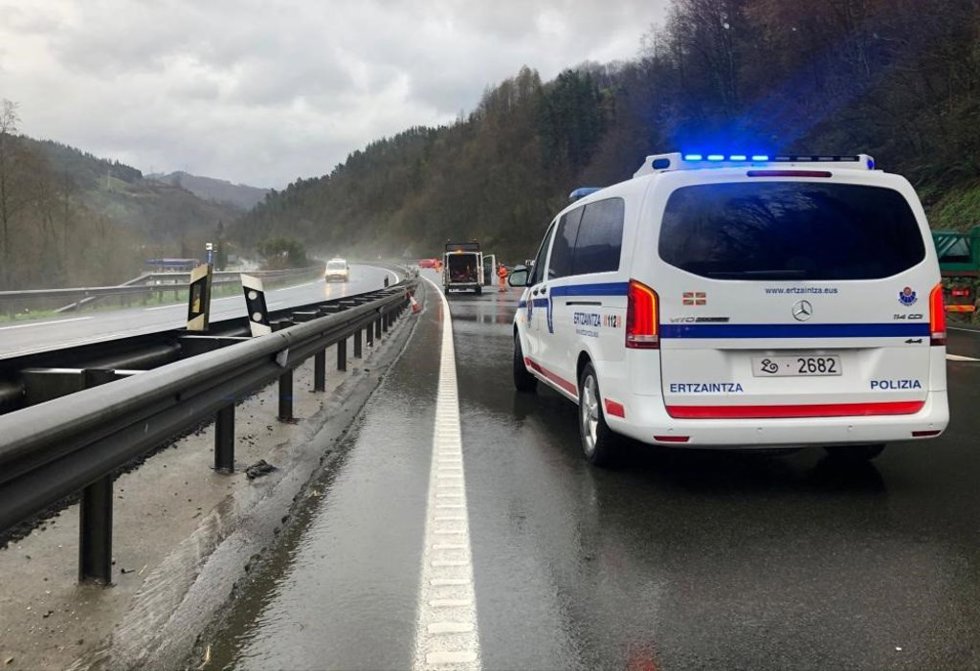 Archivo - La Ertzaintza atiende un accidente de tráfico