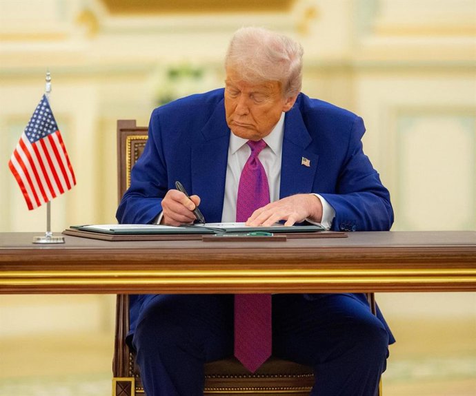 13 de maio de 2025, Riad, Riad, Arábia Saudita: O príncipe herdeiro saudita, Mohammed bin Salman, assina o Documento de Parceria Econômica Estratégica com o presidente dos EUA, Donald Trump, em Riad, Arábia Saudita, em 13 de maio