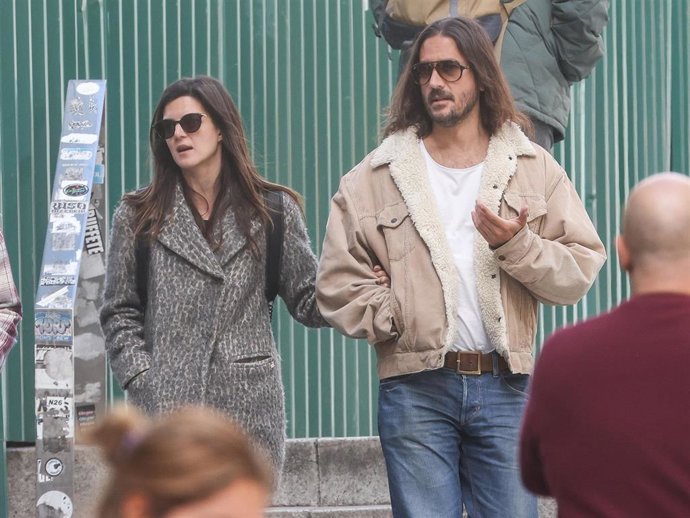 Clara Lago y su novio, José lucena, pasean juntos por la calle