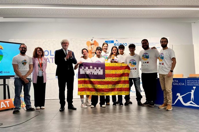 El equipo SticCansat del IES Joan Alcover en el momento de recibir su reconocimiento en Ourense