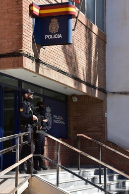 Agentes de la Policía Nacional en Almería.