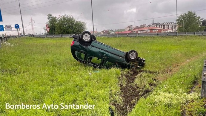 Coche volcado.