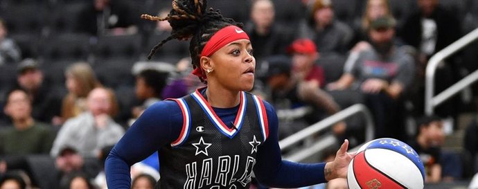 Archivo - La integrante de los Harlem Globetrotters Torch George.