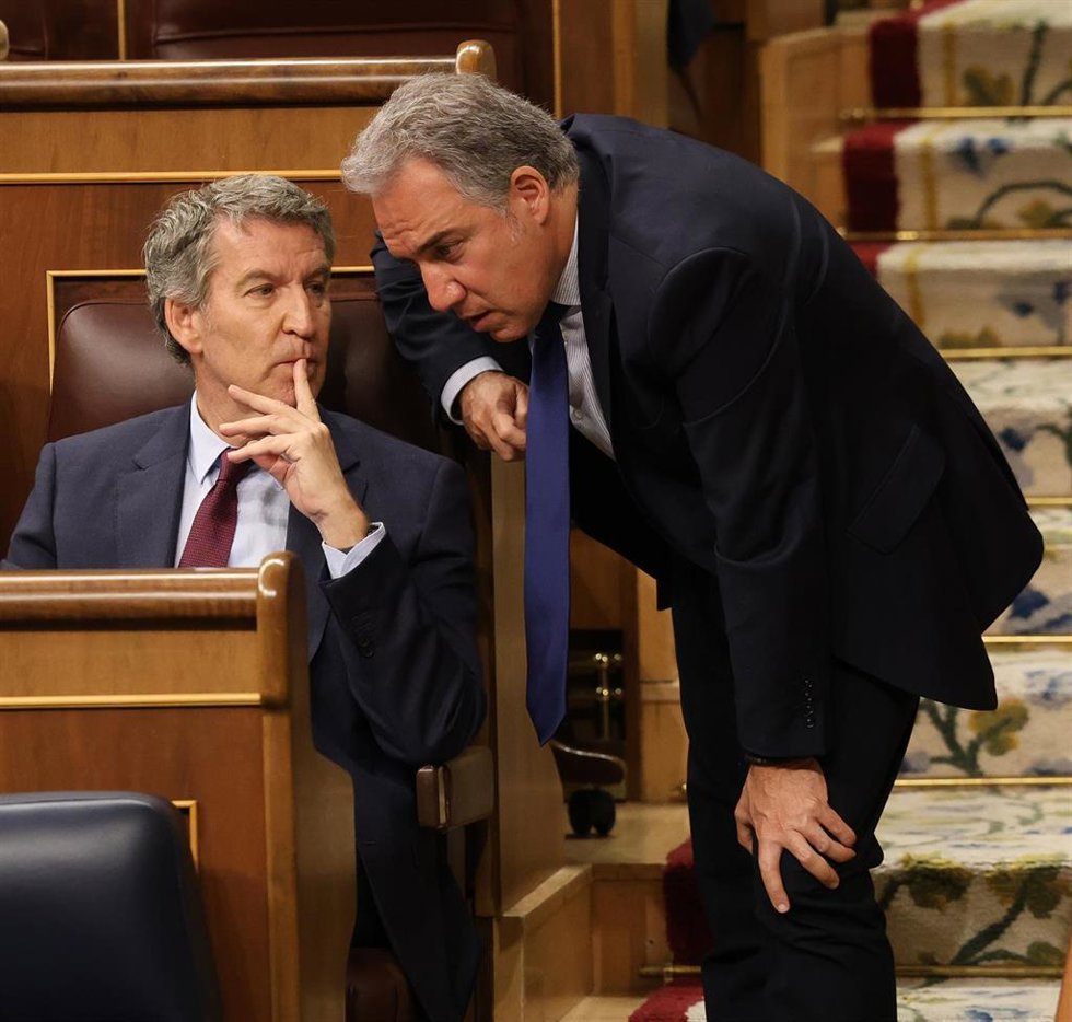 El presidente del PP, Alberto Núñez Feijóo (i) y el vicesecretario General de Política Autonómica y Municipal y Análisis Electoral del PP, Elías Bendodo (d), durante una sesión de control al Gobierno en el Congreso de los Diputados, a 14 de mayo de 2025