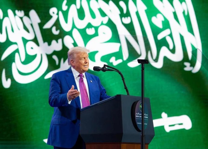14 de maio de 2025, Riad, Riad, Arábia Saudita: O príncipe herdeiro saudita, Mohammed bin Salman, e o presidente dos EUA, Donald Trump, participam do Fórum de Investimento Saudita-EUA em Riad, Arábia Saudita, em 14 de maio de 2025