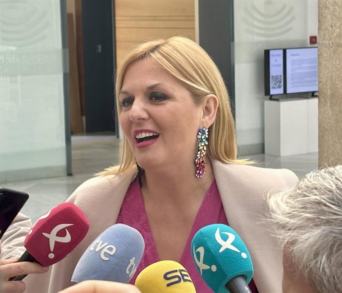 La consejera de Hacienda y Administración Pública, Elena Manzano, atiende a los medios de comunicaicón en la Asamblea