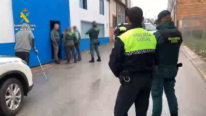 Cuatro detenidos por robar todoterrenos en Sevilla, Huelva y Málaga para venta de piezas y usarlos en delitos.