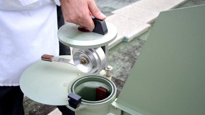 Archivo - Captador de pólenes en el Hospital Universitario de Jaén.