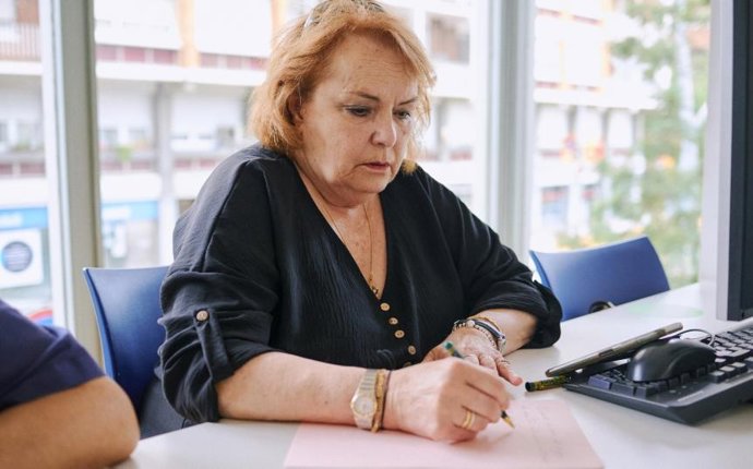 Una persona mayor participando en uno de los talleres de escritura creativa