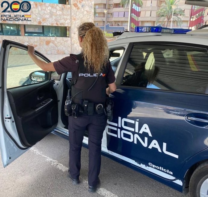 Archivo - Agente de la Policía Nacional en Palma