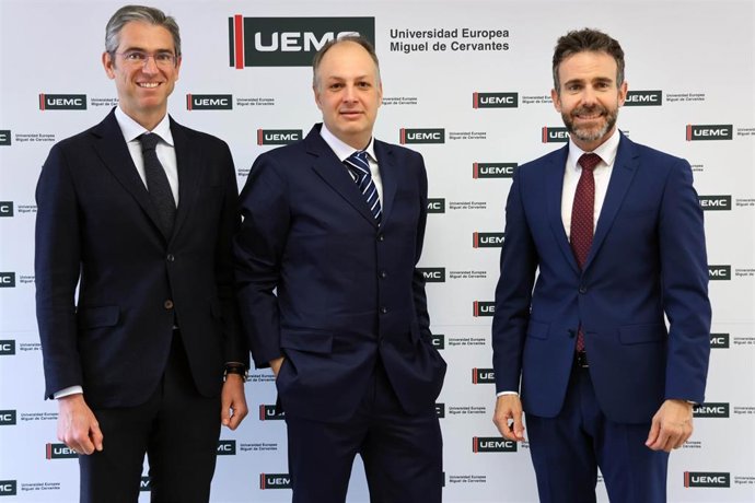 De izq. A dcha.: Jesús Zarzuela Mateos, consejero delegado de la UEMC, el doctor Piercarlo Minoretti, director general científico y de salud de Studio Minoretti, y David García López, rector de la UEMC