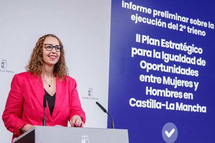 La consejera de Igualdad, Sara Simón, presenta, en el Palacio de Fuensalida, el informe de evaluación trienal del II Plan Estratégico para la Igualdad de Oportunidades entre Mujeres y Hombres de Castilla-La Mancha 2029-2024.