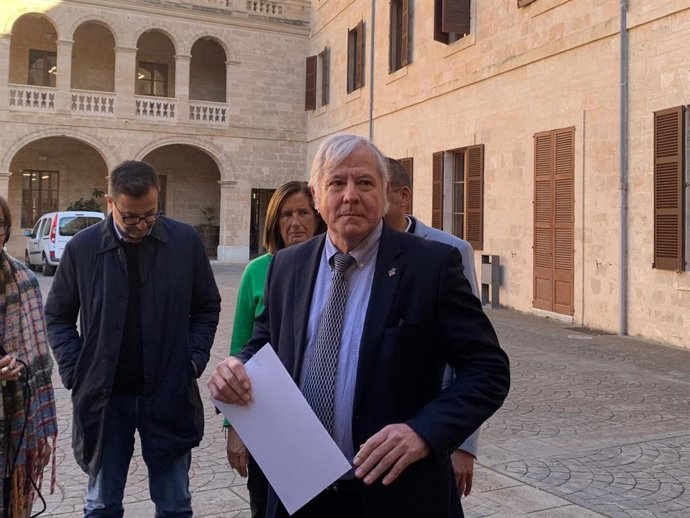 Archivo - El conseller insular de Turismo del Consell, José Marcial Rodríguez, en declaraciones a los medios.