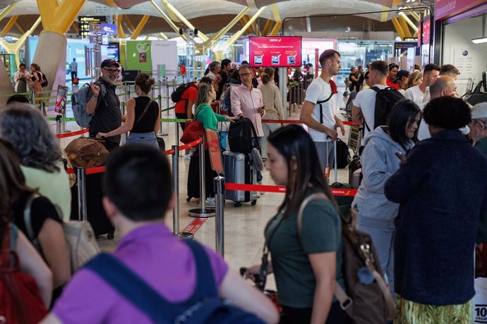 Archivo - Varias personas en la terminal T4 del aeropuerto Adolfo Suárez-Madrid Barajas, a 30 de junio de 2023, en Madrid (España). Un total de 25.676 vuelos operaran este fin de semana, el primero de la denominada Operación Salida' de este verano, entre 