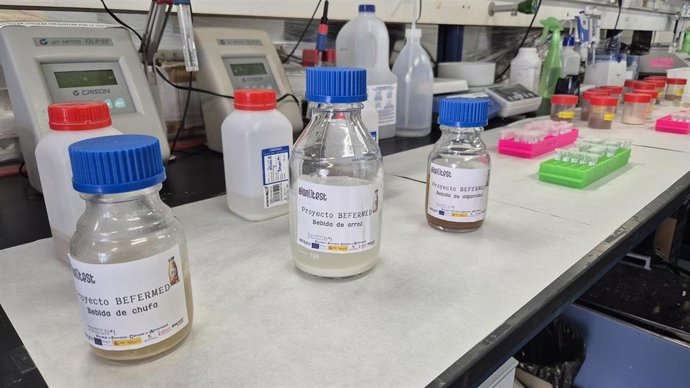 Muestras de las bebidas fermentadas de chufa, arroz y algarroba que se han elaborado y evaluado en el proyecto BEFERMED