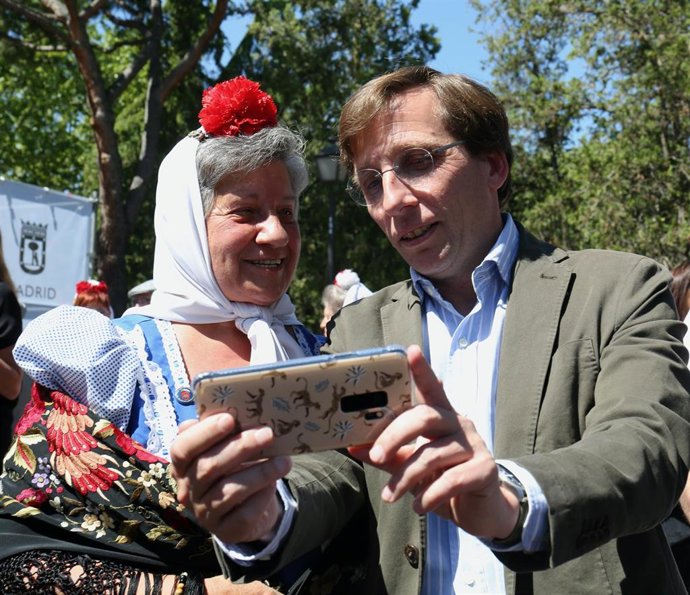 Archivo - El alcalde de Madrid, José Luis Martínez-Almeida, se hace una fotografía durante la presentación de la programación de las Fiestas de San Isidro 